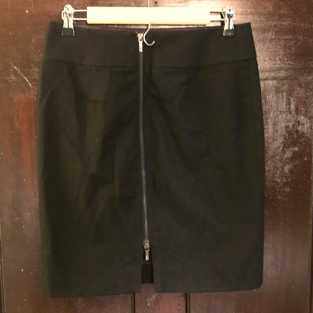 8p black Banana Republic pencil skirt.
